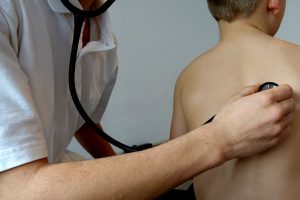 Suchy kaszel u dziecka – jak sobie z nim radzić?