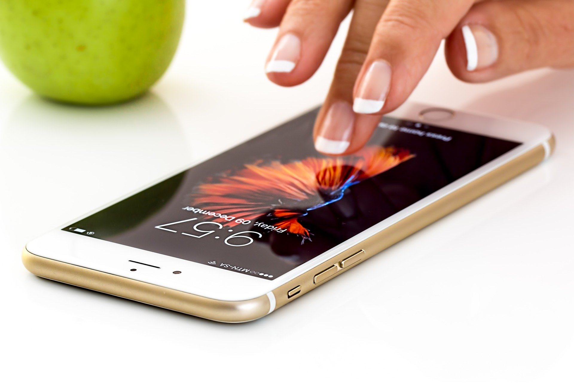 Uszkodzenie iPhone'a może zdarzyć się każdemu, a o taki wypadek naprawdę nie jest trudno - możliwości sposobów uszkodzeń jest niezliczona liczba. Często zdarza się też, że problem z prawidłowym działaniem urządzenia nie jest do końca jasny. Szukamy wtedy pomocy. Pierwsze, o czym myślimy to gwarancja telefonu - wtedy autoryzowany serwis Apple naprawi nasz telefon w jej ramach. Jednak co zrobić, jeśli gwarancja już się skończyła? Na szczęście jest kilka rozwiązań i postaramy się je teraz przybliżyć. Profesjonalne serwisy Apple Oczywiście możemy zanieść smartfon do jakiegokolwiek serwisu naprawczego, ale nie znaczy to, że zaopiekują się oni należycie naszym iPhone'em. Warto skorzystać z usług profesjonalnej firmy, która specjalizuje się w naprawie produktów Apple - serwis iClinica oferuje usługi najwyższej jakości, jak i indywidualne podejście do sprawy i klienta. Jak wiemy, w zależności od uszkodzenia, potrzebujemy też innego sposobu naprawy. Przyjrzyjmy się dwóm najbardziej popularnym uszkodzeniom, które trafiają do serwisu. Zalanie iPhone'a Nawet najnowsze wodoodporne urządzenia nie są w stanie sobie poradzić w momencie, gdy wpadają do wody na dłuższy czas. Jeśli doświadczymy tego nieszczęśliwego wypadku, najważniejsza jest prędkość dostarczenia telefonu do serwisu. Dzięki myjce ultradźwiękowej dobra firma jest w stanie uratować nasz telefon. Trwa to bardzo krótko, a nasz sprzęt możemy odzyskać już w przeciągu 2-3 dni od daty złożenia go w punkcie serwisowym. Uszkodzona szybka Jest to bardzo częsty problem, z którym napotykają się użytkownicy urządzeń mobilnych. Bardzo łatwo o ich upadek, a w konsekwencji pęknięcie szybki. Na szczęście nie jest trudno temu zaradzić, a profesjonalna firma załatwi to od ręki - nawet w 30 minut. Pracujący tam ludzie codziennie naprawiają w ten sposób różne sprzęty, a zdobyte przez to doświadczenie, w połączeniu z oryginalnymi podzespołami sprawia, że możemy być pewni świetnie wykonanej roboty. Cena i inne możliwości Jeśli chodzi o cenę naprawy urządzeń Apple, bardzo łatwo jest ją sprawdzić poprzez wejście na cennik, który oferuje dla nas firma iClinica - są one zdecydowanie korzystne, mając na uwagę, jak dotkliwe bywają uszkodzenia. Oczywiście są też inne możliwości postępowania po zepsuciu się naszego iPhone'a - możemy go sprzedać. Pamiętajmy jednak, że jeśli nie chcemy danego sprzętu naprawiać i nie udało nam się go sprzedać bądź oddać, nie możemy wyrzucać go z innymi śmieciami - należy dane urządzenie zutylizować, co darmowo oferuje wiele punktów z elektroniką.