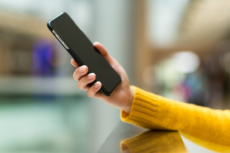 Podstawowe aspekty bezpiecznego korzystania z telefonu. O czym powinien pamiętać użytkownik?