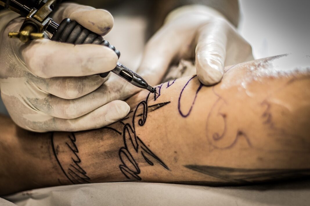 Jak dbać o tatuaż? Porady od właściciela studia tatuażu w Elblągu