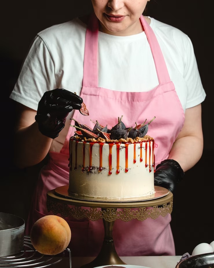 kobieta robiąca tort