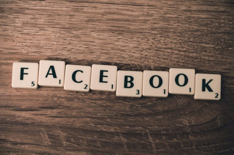 Czym jest Facebook ads? W jaki sposób docierać do tysięcy osób?