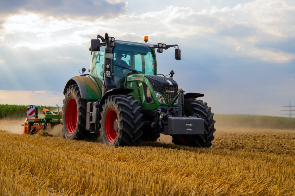 traktor na polu