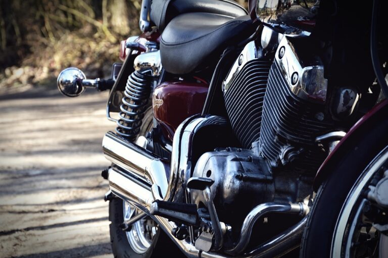 Rękawice na motor – jak wybrać model, który zapewni bezpieczeństwo i komfort podczas jazdy