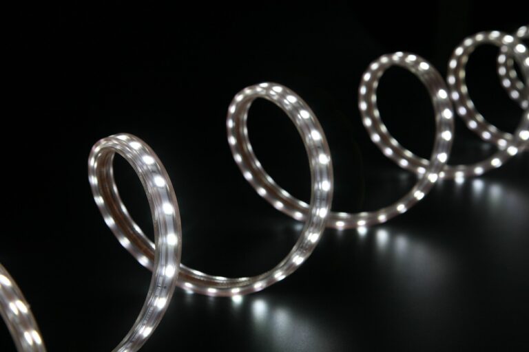Zasilacze do LED-ów – dlaczego są tak ważne i jak wybrać odpowiedni model do swojego oświetlenia